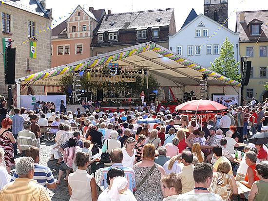 Marktplatz mit Bühne in Neustadt an der Orla